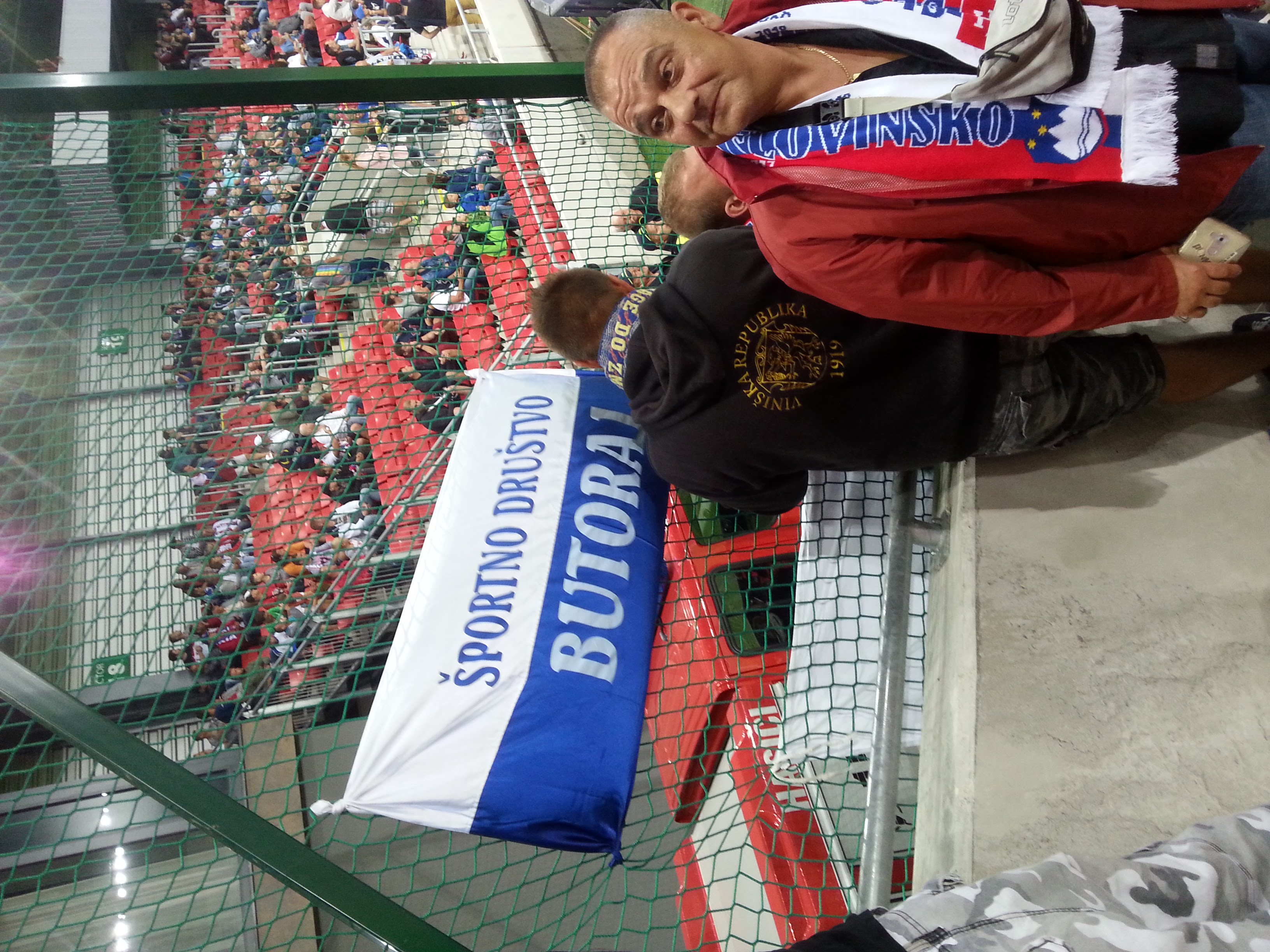 Butorajska zastava na tekmi Slovenije v Trnavi na Slovaškem